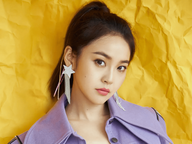 卡丽娜，娱乐圈的一个干净的表演者，不依靠叔叔的关系，而是用作品的质量和实力赚钱。