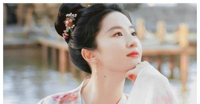 《美女暴击》刘亦菲：身价过亿，一件棉袄穿了十年，现在国籍有争议。