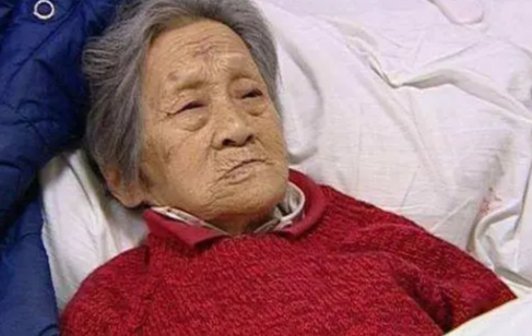 高龄老人临终前半个月的生理表现(老年痴呆临终前半个月的生理表现)