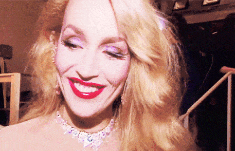 跟邓文迪“抢”一个男人,59岁嫁了个亿万富翁,现在离婚了,还没有天价分手费?