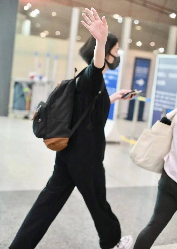 王菲小林青霞机场的近照,一个女强人随风而行,一个低调的女人手捧鲜花。