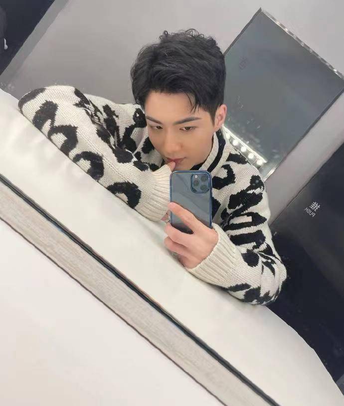 突然,这个新来的TVB学生暴露了他糟糕的私生活。令人惊讶的是,他发表了许多评论,并打破了