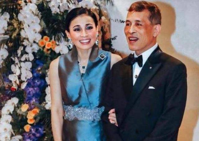 素达自身气场强大,后宫美女不愿与霸主抗衡。王储和王妃是前车之鉴。