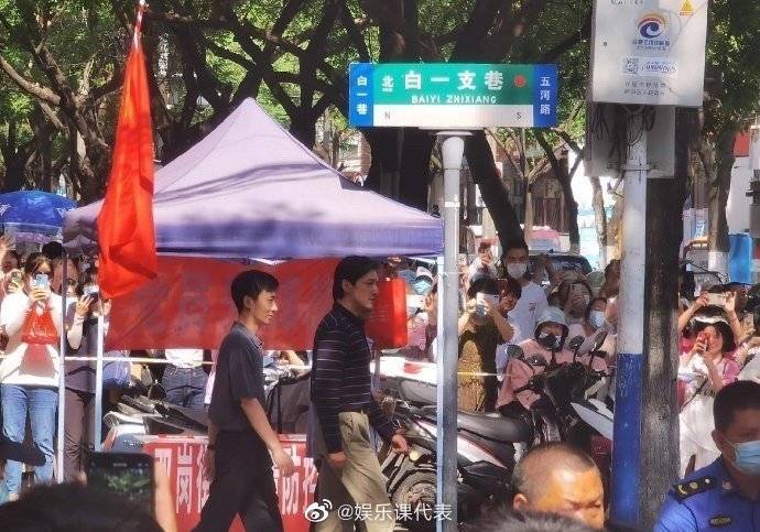 休《县委大院》路透社曝光,一袭白衬衫,表情严肃。