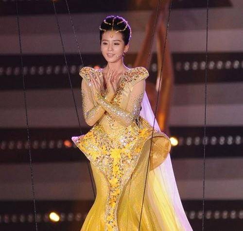 盘点历届金鹰女神:刘亦菲经典李小璐土气,唐嫣大气火爆酒吧撑腰颜值。