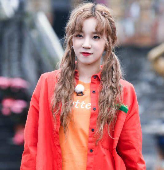 齐豫终于从卷发变成了直发。看到她的“外八”刘海,网友笑了:真好看。