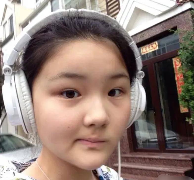 孙带着女儿去看戏了。22岁那年,她买了宝药。宝瑶的外貌变化很大,她很苗条,有皮肤。