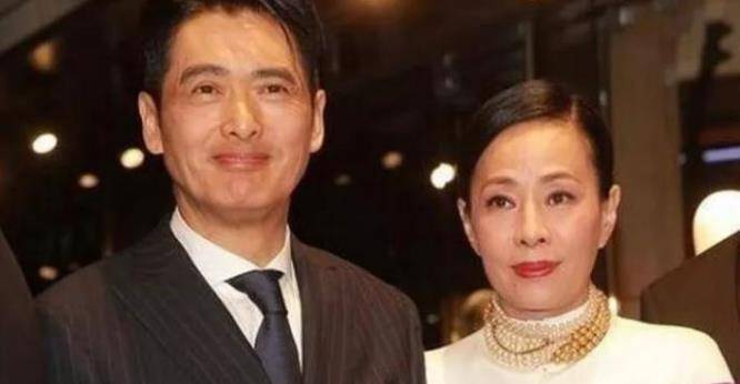 他的妻子周润发陈荟莲从不化妆,皮肤松弛,比努力变漂亮还要漂亮。