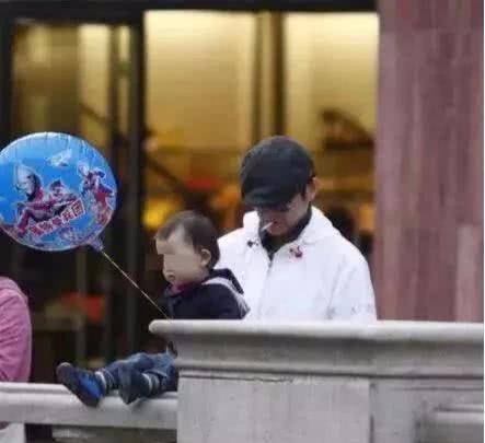 和董卿在一起6年,和倪萍是舞台搭档。56岁的程倩现在已经是冻男神了。