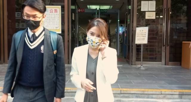 女主持插足熟人婚姻,被正室爆私密出轨证据,法院判赔50万(拍到老婆出轨的证据,法院会怎么判)