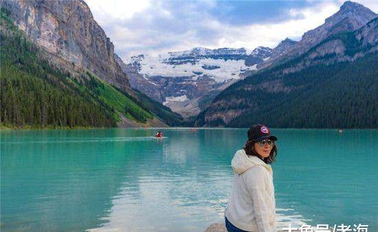 刘嘉玲自拍了一张照片，用五个字来概括她的心情。她是那么美，没有恨也没有爱！你什么时候回家？