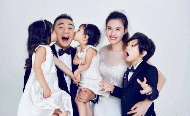 刘畊宏晒出夫妻的运动照,紧握王婉霏的手示爱,夫妻俩心照不宣的卖起了可爱的甜蛋糕。