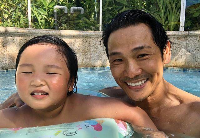 58岁的亚历杭德罗德尔非诺(Alejandro Delfino)看起来胡子拉碴,24岁的妻子很有钱,儿子看起来很高级。