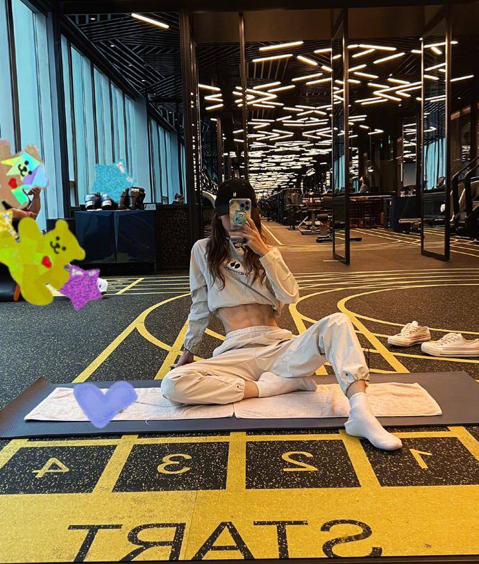 女演员吉娜(Gina)玩滑板时脸朝下摔倒,双手撑着腿,张嘴惊呼自己吓坏了。