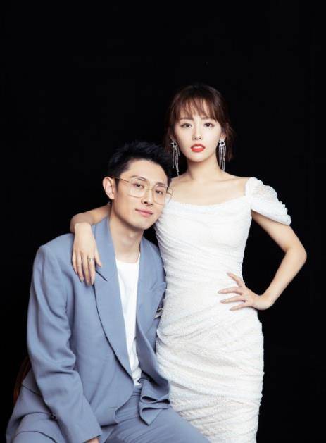 郭美女Jacky的真爱?珍妮穿着碎花裙,身旁的玫瑰花太抢眼了。