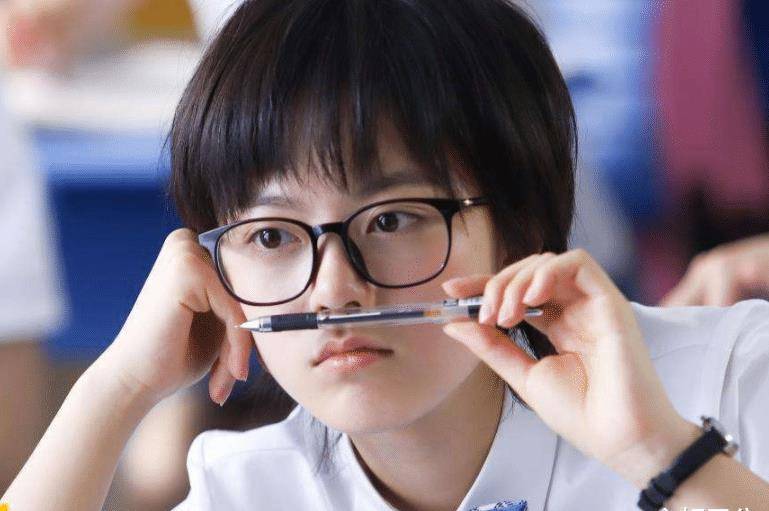 天使,17岁晒全家福,去掉节目滤镜的保护,连女粉都陶醉了。