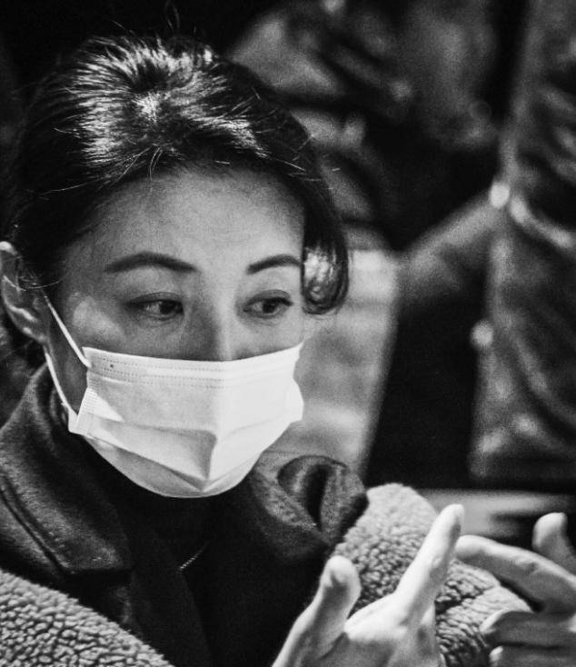 主持人周涛素颜曝光在电视上,细嫩的皮肤和疲惫的眼神,戴着口罩吃着薯片,超级可爱。