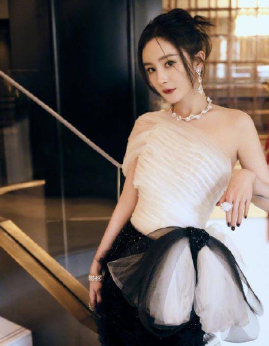 为了陪女儿推掉工作，刘恺威紧紧抱住父亲，杨幂却很少陪女儿。