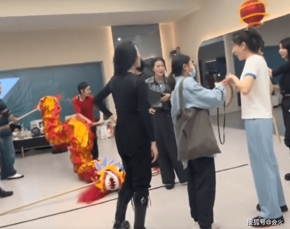 晒彩排花絮，打龚表情夸张，Ar  Fi舞龙太狠。