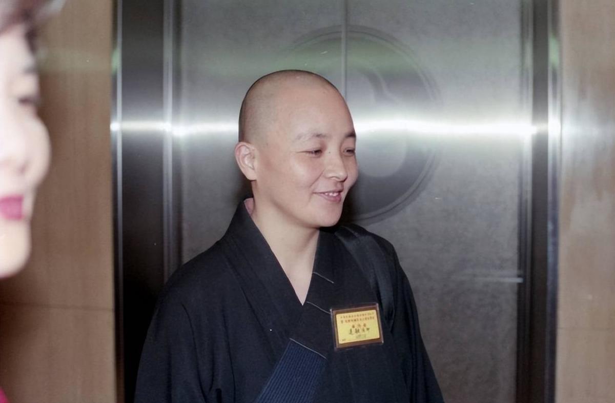 金曲奖向陈等10位已故音乐人致敬,其中年龄最小的只有26岁,画面让人落泪。