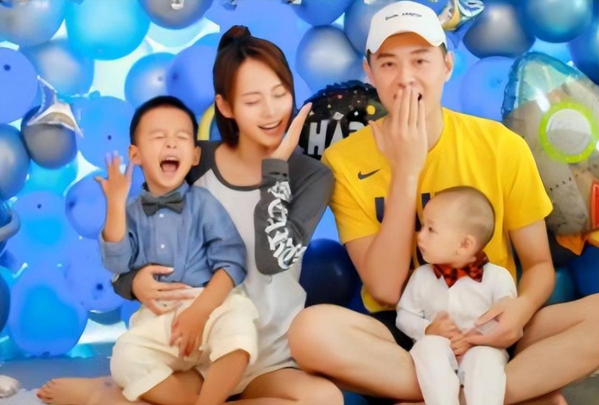 珍妮一家四口同框,布瑶带着两个儿子开心旅行,打破分居传闻。