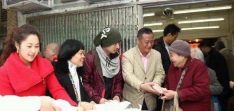 他是最丑的演员,妻子一夜之间损失上亿身家,儿子长发浓妆夸张。