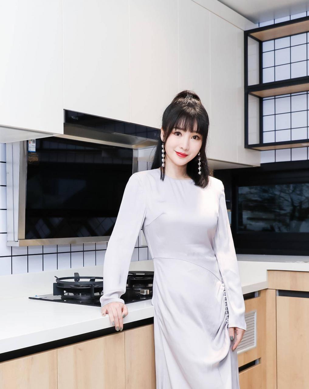 阿达真的很特别。淡紫色时装“镶嵌”珍珠,优雅又有个性。