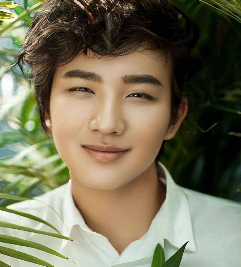 凭借《变形计》走红娱乐圈的幸运男孩李宏毅，至今仍是赵露斯的绯闻男友。