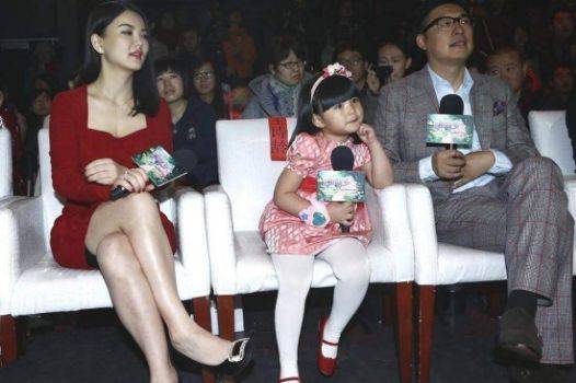 林志颖家有脸,艺鹭家有长腿,李香家有腰。看到他的家人真的很神奇。