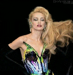 跟邓文迪“抢”一个男人,59岁嫁了个亿万富翁,现在离婚了,还没有天价分手费?