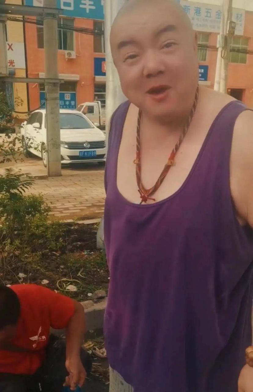 49岁玩骨头摆摊卖菜,穿背心布鞋打扮朴素,之前做过扫大街的环卫工人。