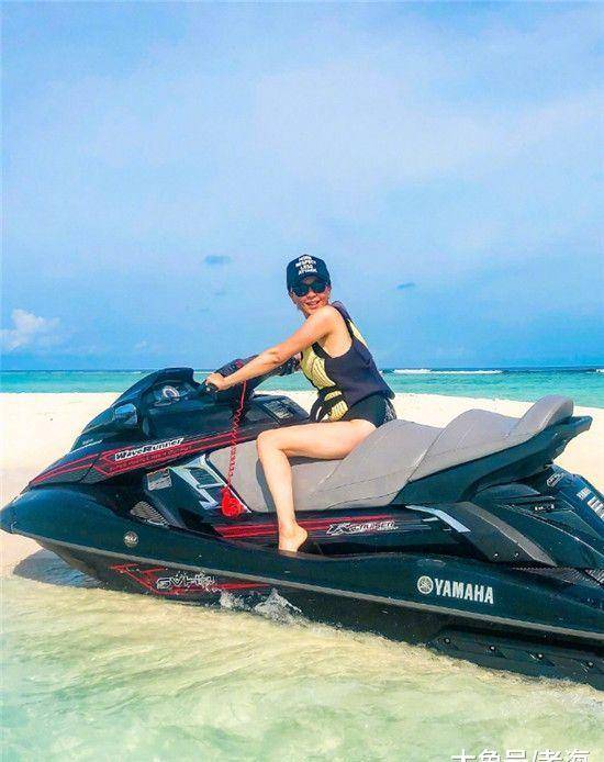 刘嘉玲自拍了一张照片，用五个字来概括她的心情。她是那么美，没有恨也没有爱！你什么时候回家？