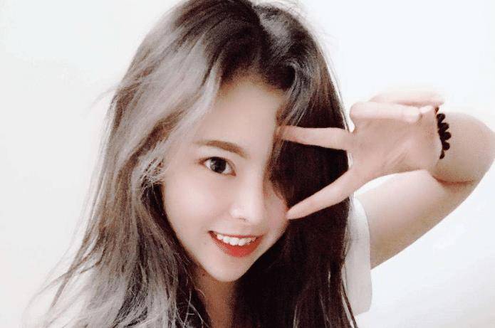 还记得《长江七号》的富二代男孩吗?现在21岁,换回女装,美得认不出来。