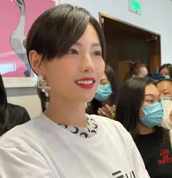 珍妮被拍到扫楼,raw图片的价值被热议。看来电视剧确实有滤镜。