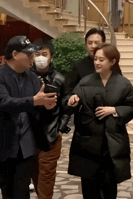 邓超是不是忘了自己是大明星了?你觉得他在孙俪面前像个保姆吗?