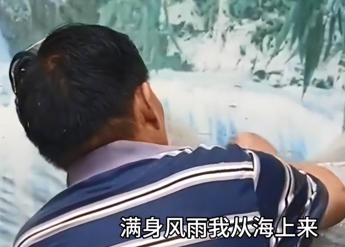 新媳妇,大衣哥忙着用破塑料布盖垃圾堆,满身大汗,头上苍蝇乱飞。