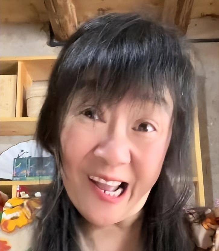 余秀华现场辱骂继女,自曝遭丈夫家暴。杨亨策:她会毁在自己手里。