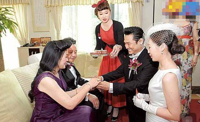 58岁的亚历杭德罗德尔非诺(Alejandro Delfino)看起来胡子拉碴,24岁的妻子很有钱,儿子看起来很高级。