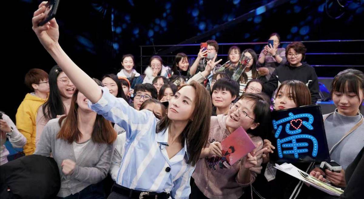 张钧甯的家庭(张钧甯家境曝光,妈妈是教授爸爸学法律,外公家教更严格)