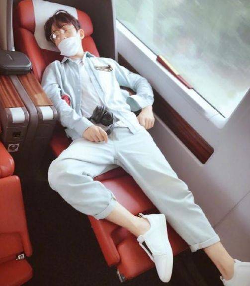 谁是最强的睡星?李淑昕搞笑,朱一龙长腿,宋茜网友忍不住。