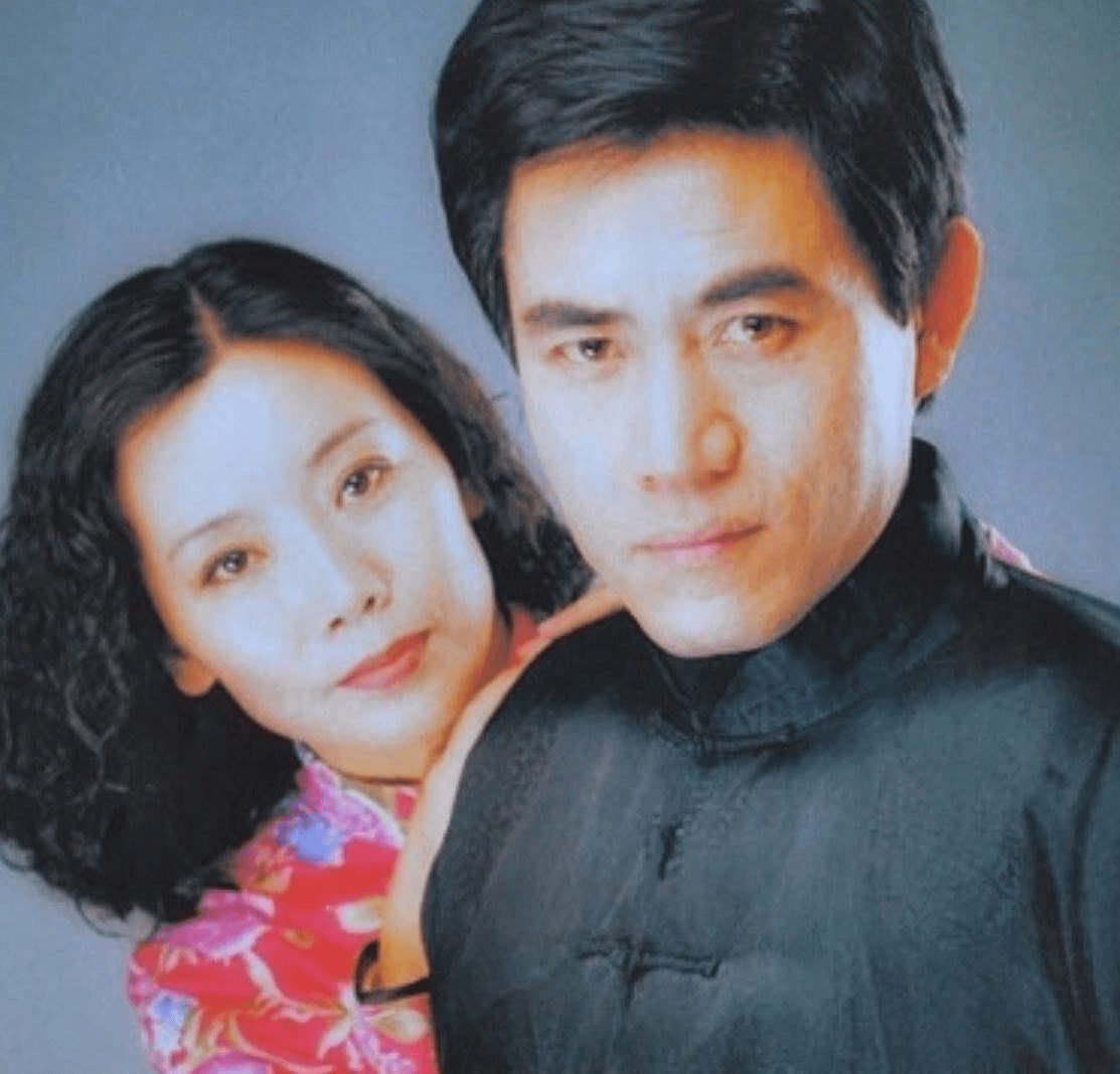 和陈的妻子,他们用一生的时间演绎了一部感人至深的校园爱情续集。