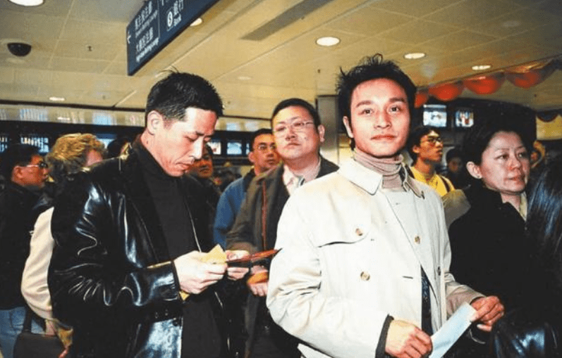 张国荣逝世17周年唐鹤德发文缅怀(2002年张国荣生日唐鹤德为什么缺席)