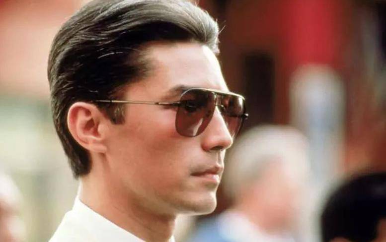 他是由养母带大的。他是亚洲最漂亮的男人。27岁分手,68岁仍单身。