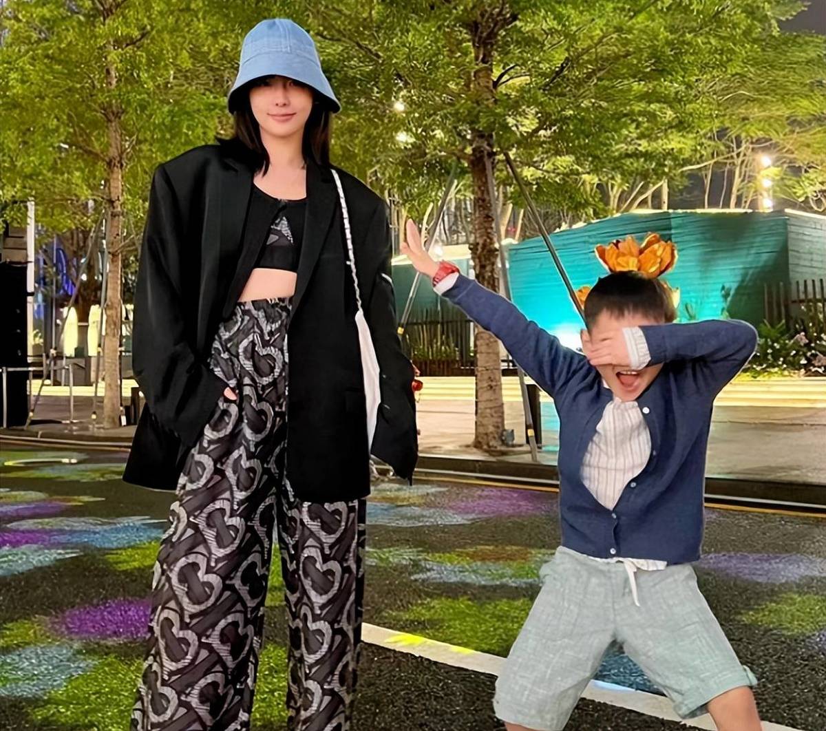 珍妮一家四口同框,布瑶带着两个儿子开心旅行,打破分居传闻。