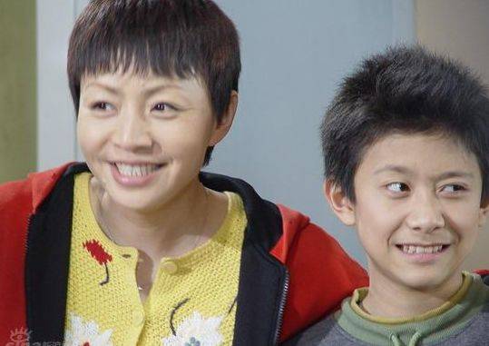 她凭借《家有儿女》走红,经历了两次失败的婚姻,如今三次婚姻终于幸福。