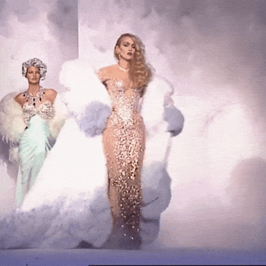 跟邓文迪“抢”一个男人,59岁嫁了个亿万富翁,现在离婚了,还没有天价分手费?