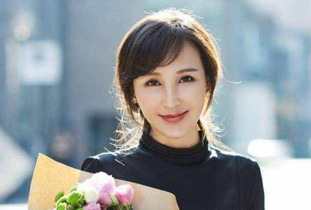 20岁成名与丈夫裸婚被抛弃(19岁一举成名拍戏途中和丈夫裸婚)