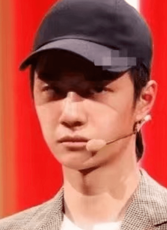 易博的颜值也“崩”了?浮肿的脸和粗糙的皮肤,离开滤镜比路人还惨。