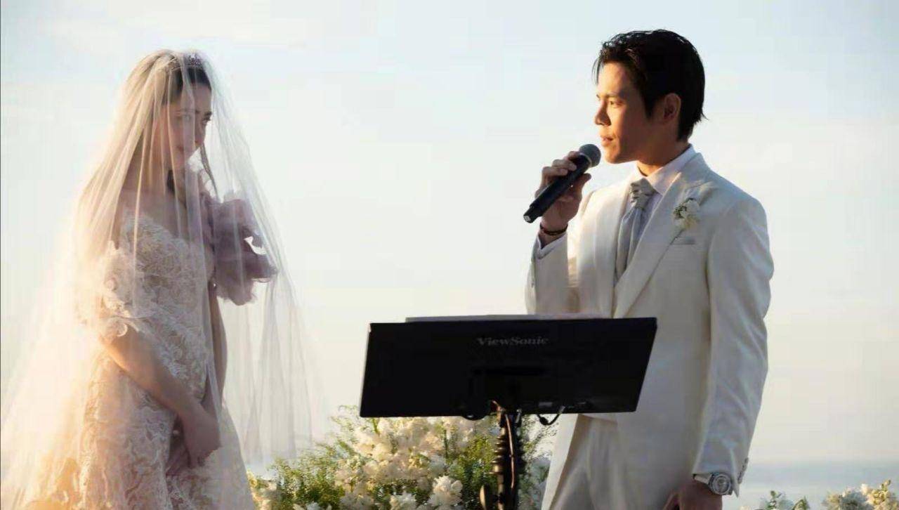 配上Bea  Hayden婚礼的唯美现场照，郭爸爸一脸严肃，双方公婆表情各异。