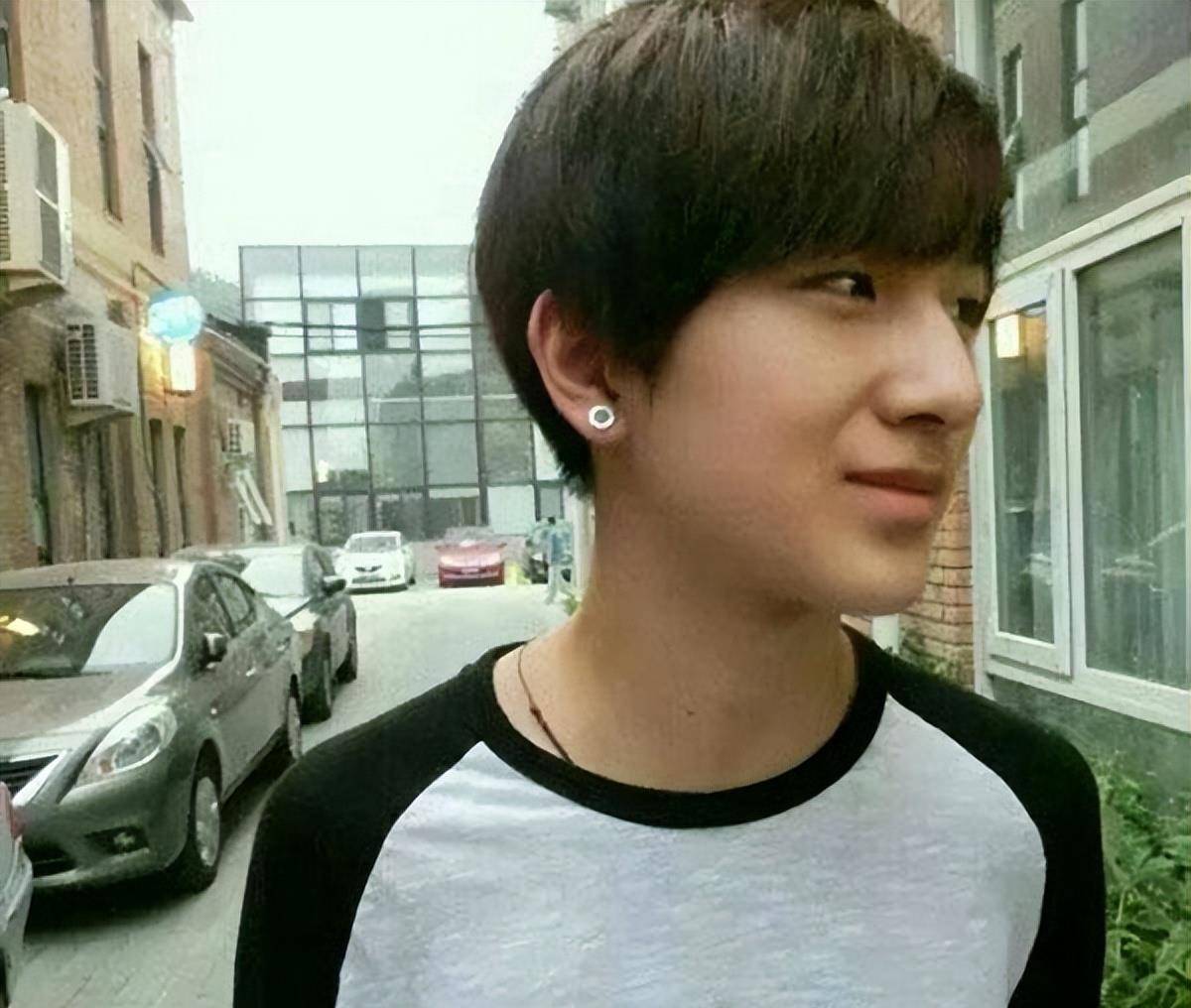 凭借《变形计》走红娱乐圈的幸运男孩李宏毅,至今仍是赵露斯的绯闻男友。